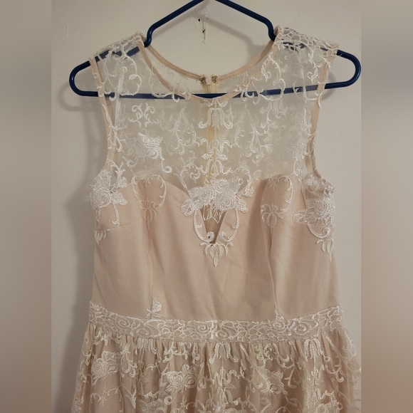 Ivory Lace Gown - Picture 2 of 4